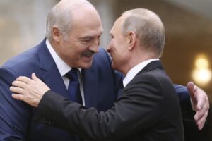 Crisi bielorussa, Putin avverte: “Pronti a dare assistenza militare, formata un’unità di polizia”