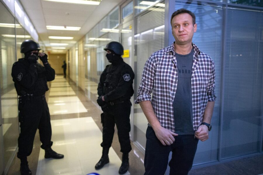 Navalny in terapia intensiva, l’oppositore di Putin avvelenato con il tè