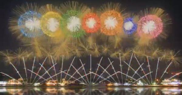 Olimpiadi Tokyo 2020, lo spettacolo dei fuochi della cerimonia di apertura sotto il Monte Fuji