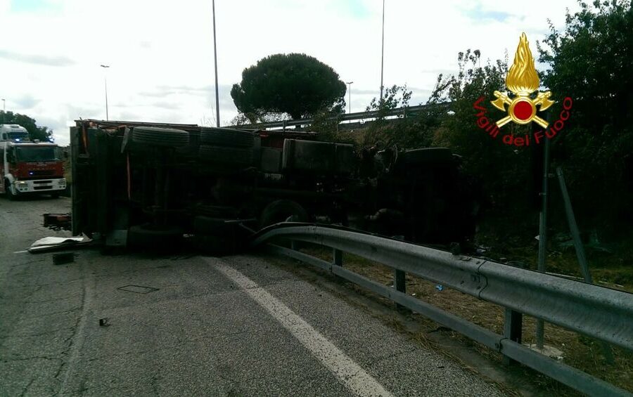 Incidente mortale sul raccordo Perugia-A1, camion si ribalta: morto il conducente