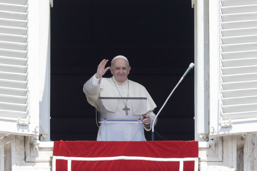 Papa Francesco, duro monito sui migranti: “Dio chiederà conto dei morti durante i viaggi della speranza”