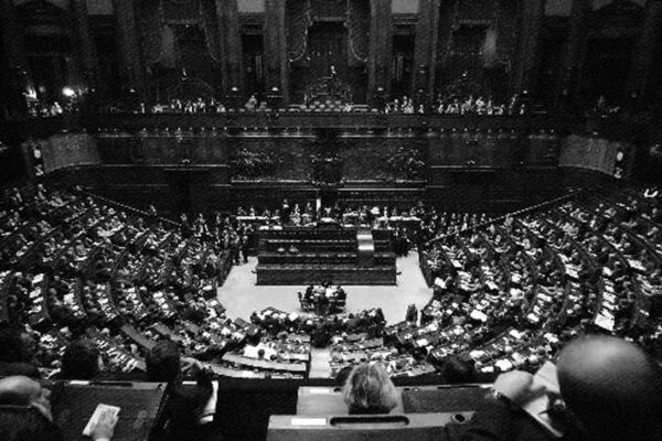 Mussolini umiliò “l’aula sorda e grigia”, i parlamentari con il silenzio spalancarono le porte al regime