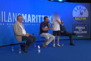 Salvini chiama un bambino sul palco: “Puoi toglierti la mascherina”. Lui: “No perchè mi piace”