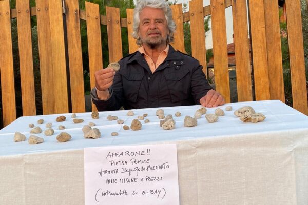 Beppe Grillo ‘espulso’ da eBay: aveva messo in vendita una pietra anti-stupidità a mille euro