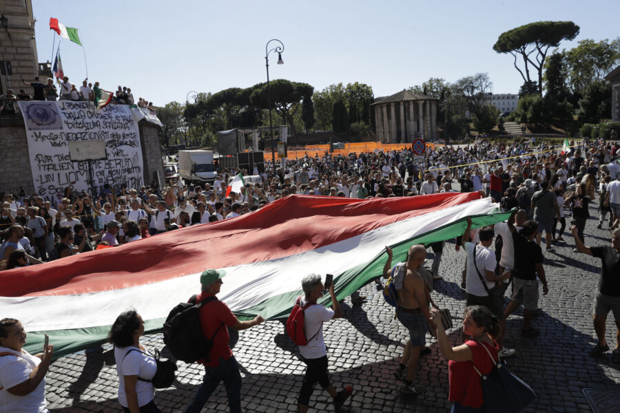 Negazionisti del Coronavirus e ultradestra in piazza a Roma contro la “dittatura sanitaria”