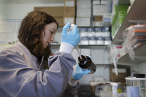 Vaccino di Oxford per il Coronavirus, l’agenzia europea del farmaco: “Iniziato iter di approvazione”