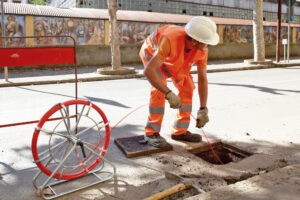 Fibra ottica, manca la manodopera. La lamentela delle aziende: “Nessuno per piazzare i cavi in strada”. E gli obiettivi del Pnrr rischiano di sfumare