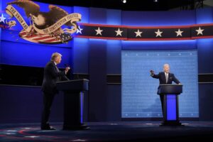 Confronto Biden-Trump, il dem fa da spalla triste al brutto show del presidente