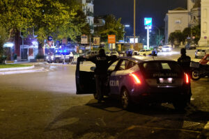 Foto Mauro Scrobogna /LaPresse
23-10-2020 Roma , Italia
Cronaca
Coronavirus, emergenza sanitaria – lock down notturno e chiusura delle aree di ritrovo
Nella foto: Ponte Milvio, posto di blocco della Polizia di Stato 

Photo Mauro Scrobogna /LaPresse
October 23, 2020  Rome, Italy
News
Coronavirus, health emergency – night lock down and closure of meeting areas
In the photo: Ponte Milvio, checkpoint of the State Police