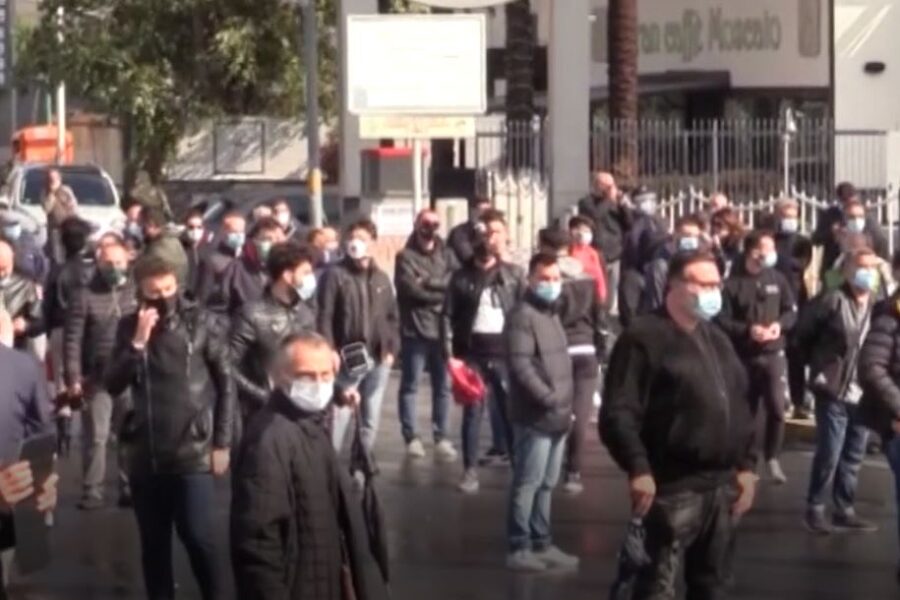 Lockdown a Arzano, scoppia la rabbia. Commercianti bloccano le strade: “Ci stanno dando il colpo di grazia”