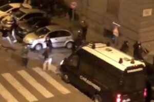 Guerra urbana a Napoli, due pregiudicati arrestati per gli scontri: feriti carabinieri e poliziotti