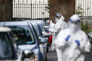 “In 4 regioni restrizioni da anticipare, indice Rt rallenta ma rischio ancora alto”, l’allarme di Brusaferro sul contagio in Italia