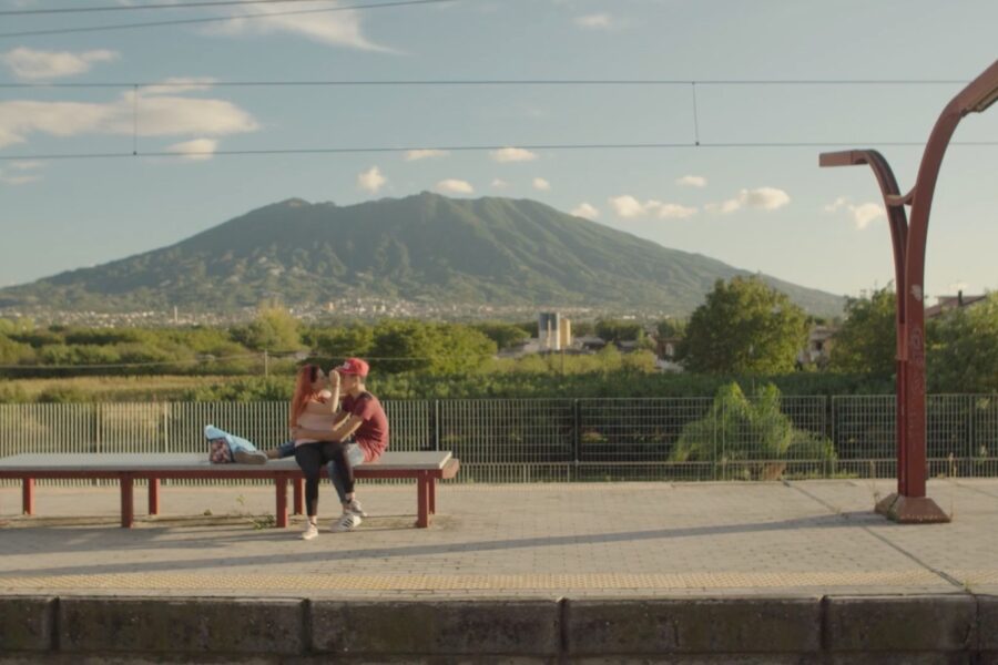 Le attese della Circumvesuviana in un film: essere passeggeri a Napoli in “Na Cosa Sola”