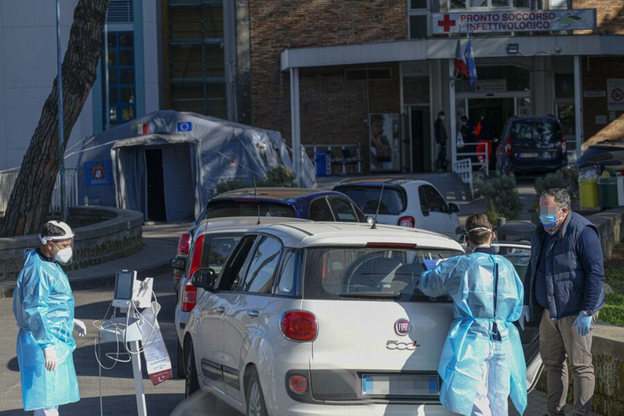 Coronavirus in Campania, calano ancora i contagi (e i tamponi): 2716 nuovi casi e 18 morti