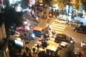 Festa con 200 persone: poliziotti picchiati al loro arrivo, offese anche dai balconi