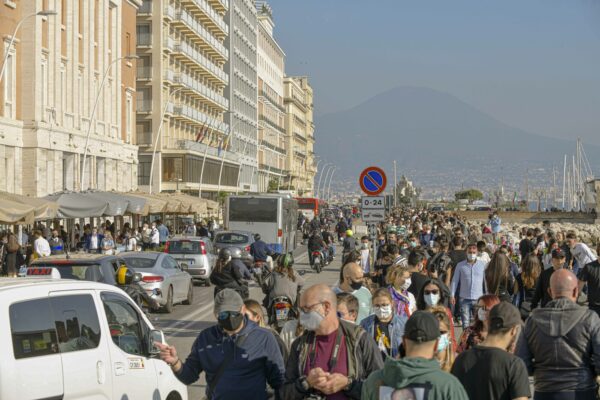 Campania zona gialla per 96 ore, cosa si potrà fare: spostamenti, bar e ristoranti