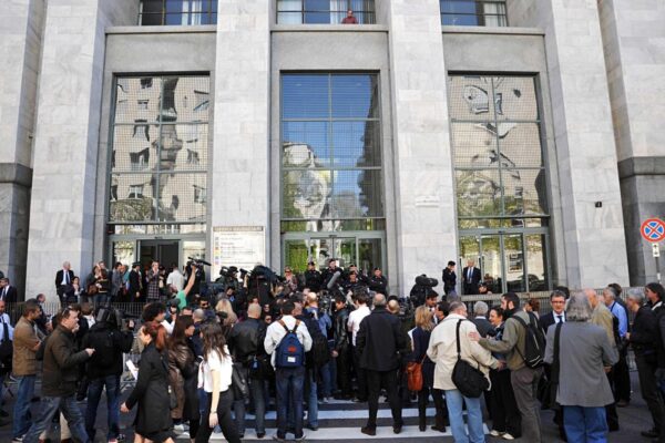 Lapresse
06-04-2011 – Milanocronaca
Tribunale di Milano, prima udienza del processo a Berlusconi per il caso Ruby
Nella foto: telecamere davanti al tribunaleLaPresse06-04-2011 Milan, ItalynewsMilan Court, first day for the Berlusconi trial, Rugy gate.In the pic: media outside the tribunal