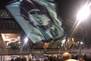 Napoli piange Maradona, il suo popolo in strada: “È morto uno di famiglia”