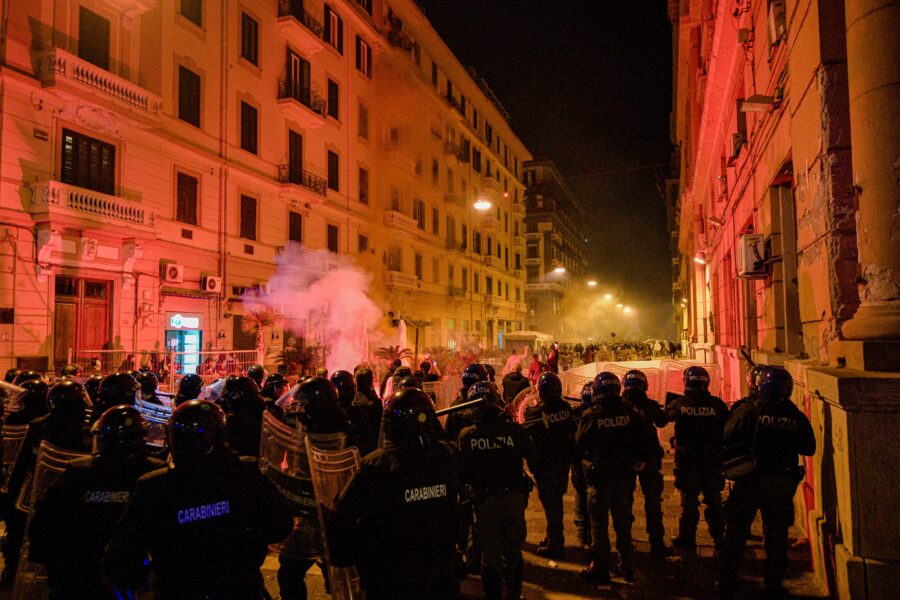 Guerriglia a via Santa Lucia, emessi 4 Daspo “fuori contesto”: vietati gli stadi per 5 anni per gli scontri con le forze dell’ordine