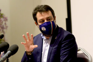 Agenti arrestati dopo torture ai detenuti, Salvini con i poliziotti: “Così è il caos, ci vuole più rispetto”