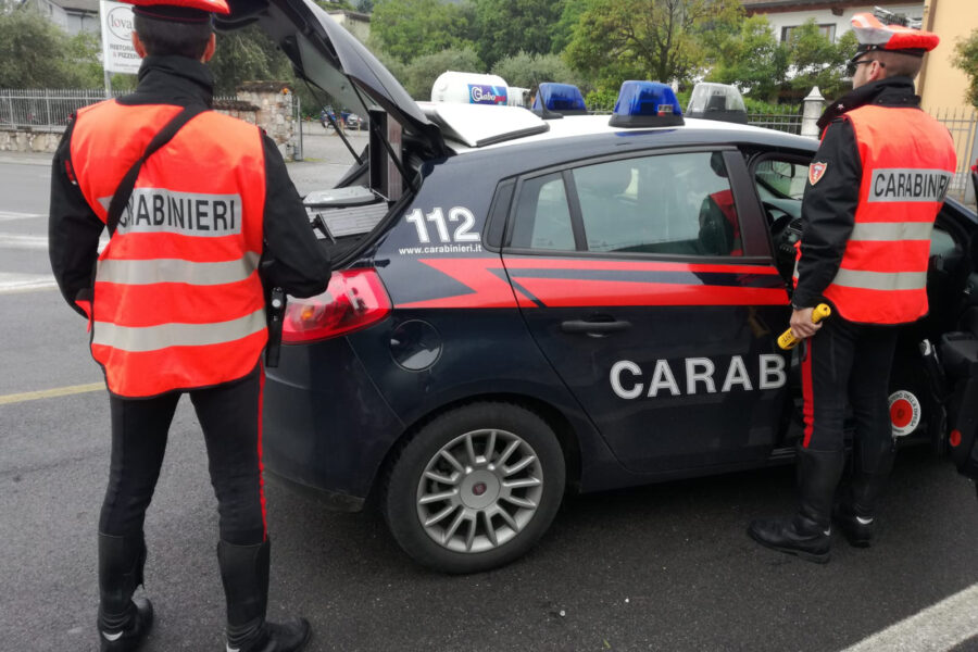 Fuga, spari e auto contro carabinieri: notte di follia a Napoli, caccia a tre persone