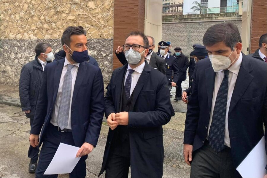 Bonafede visita Poggioreale, il Garante e il cappellano: “Decarcerizzaizone e depenalizzazione uniche soluzioni”