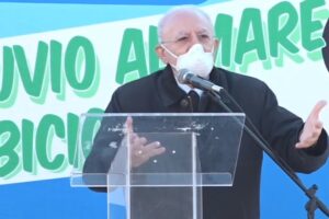 De Luca avverte i campani: “Zero rilassamenti a Natale o 2021 terribile con apertura scuole e picco influenza”