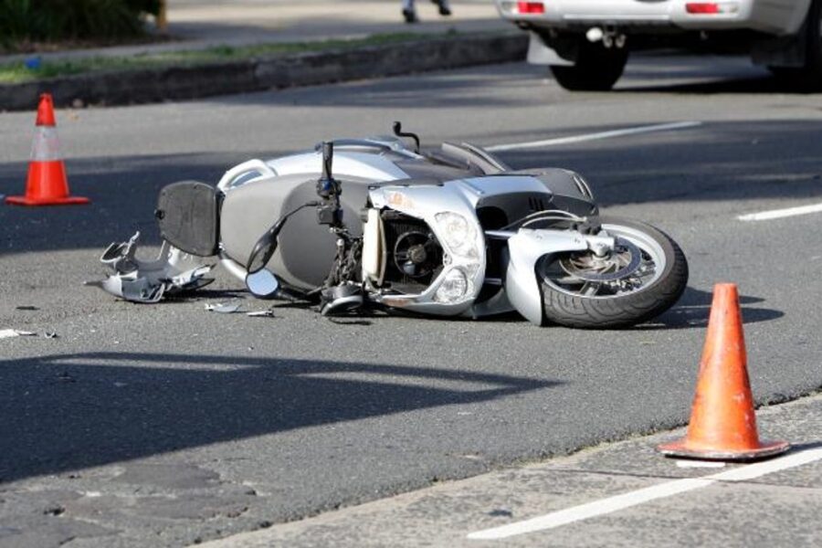 Incidente sull’Asse Mediano: scontro drammatico tra scooter, uomo decapitato dopo impatto con guard rail