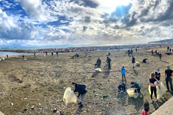 Dopo la mareggiata decine di volontari ripuliscono Mappatella beach