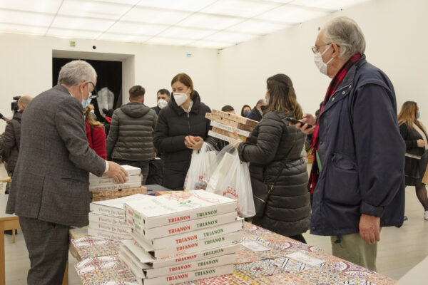 Il Museo Madre promuove la rete di solidarietà: distribuiti 220 pizze, pasti caldi e libri d’arte per bambini