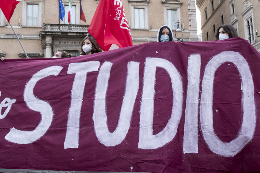 Foto Roberto Monaldo / LaPresse
11-01-2021 Roma
Cronaca
Scuola – Protesta contro la didattica a distanza 
Nella foto Studenti protestano davanti alla Prefettura

Photo Roberto Monaldo / LaPresse 
11-01-2020 Rome (Italy) 
School – Protest against distance learning
In the pic Students protest in front of the Prefecture