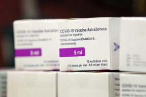 Vaccino AstraZeneca, l’Europa pubblica il contratto: “Non esiste il ‘best effort’, si rispettino gli impegni”