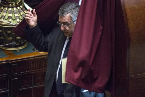 Foto Roberto Monaldo / LaPresse21-03-2013 RomaPoliticaCamera dei Deputati – Elezione dell’Ufficio di PresidenzaNella foto Luigi Cesaro (PdL)Photo Roberto Monaldo / LaPresse21-03-2013 Rome (Italy)Chamber of Deputies – Election of the vice presidentIn the photo Luigi Cesaro (PdL)