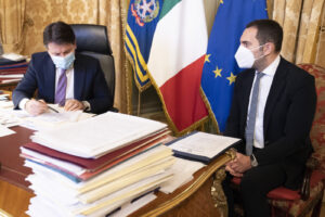 Il pasticcio del governo Conte: l’Italia rischia di presentarsi senza inno e bandiera alle Olimpiadi di Tokyo