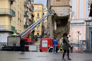 Paura a Napoli, crolla la chiesa del Rosariello a piazza Cavour: traffico paralizzato