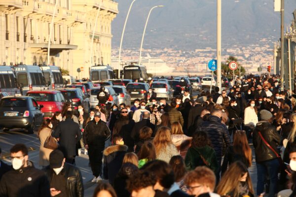 ASSEMBRAMENTI LUNGOMARE DI NAPOLI ALLA VIGILIA DELLA ZONA ARANCIONE
FOLLA ASSEMBRAMENTO