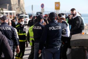 Napoli zona gialla tra delirio in strada e paura vaccini: “Molta gente non si presenta, picco positivi nelle scuole”