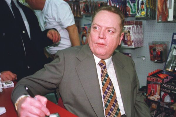 Chi era Larry Flynt, l’imprenditore dell’hard morto a 78 anni che aveva messo una “taglia” su Trump