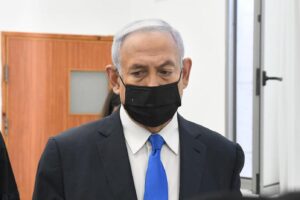 Netanyahu in tribunale per il processo per corruzione, fuori l’aula protesta dei manifestanti contro ‘Bibi’