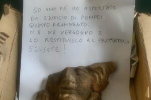 Visitatore pentito restituisce reperto trafugato a Pompei 50 anni prima: “Mi vergogno, scusate”