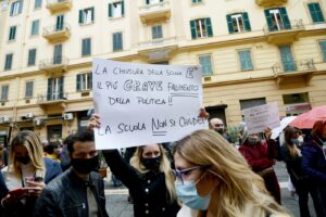 Campania, scuole superiori verso stop: senza sicurezza fanno bene i ragazzi a protestare