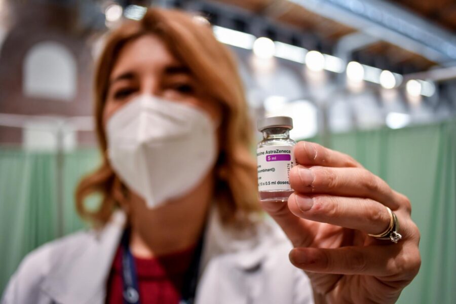 Perché un lotto di vaccino AstraZeneca è stato sospeso in Italia