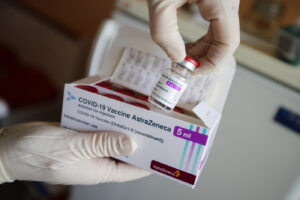 AstraZeneca sospeso, a rischio la campagna di vaccinazione: in Italia 40 milioni di dosi entro settembre