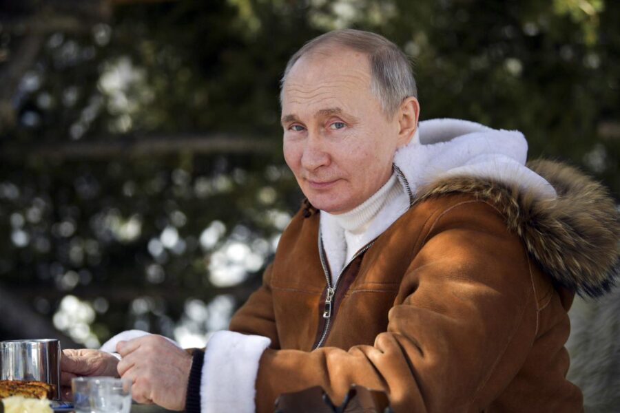 Putin è stato vaccinato contro il covid, ma l’Europa resta scettica su Sputnik