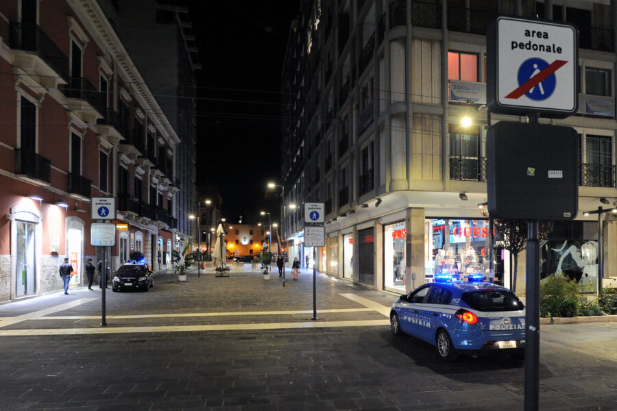 CENTRO CITTA’  STRADE  DESERTE LOCALI CHIUSI  PER ORDINANZA DEL NUOVO DECRETO  CONTROLLO DELLE FORZE DELL’ORDINE  POLIZIA  E CARABINIERI
CORONAVIRUS COVID-19
PUGLIA ZONA ARANCIONE BARI COPRIFUOCO