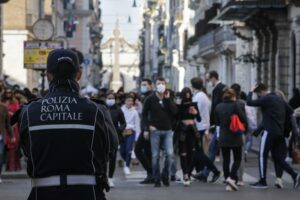 ROMA SABATO POMERIGGIO NELLE VIE DEL CENTRO VIA DEL CORSO
CONTROLLI POLIZIA LOCALE ROMA CAPITALE