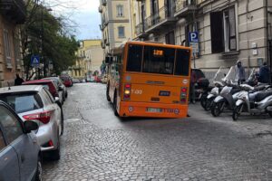 A Napoli non sprofondano solo le strade, ma anche la credibilità dei politici
