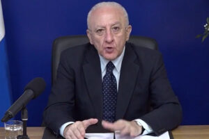 De Luca: “Campania ormai in zona rossa, esplosione contagi dovuta alle varianti”