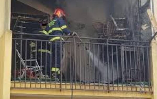 Incendio in casa a Battipaglia, badante muore per mettere in salvo due anziani coniugi