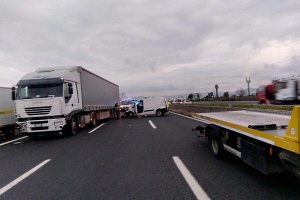 Carambola in autostrada tra tir, furgone e auto: ferito trasportato d’urgenza in ospedale